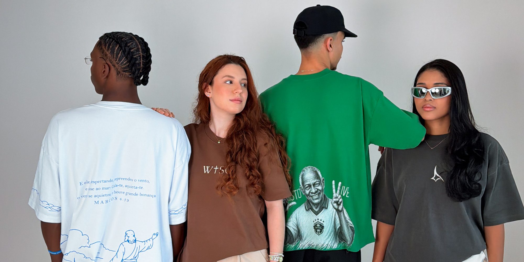 Quatro pessoas vestindo as camisetas do Drop 01 da WISC
